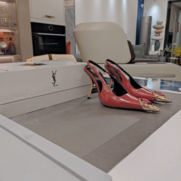 Curved High Heel (كعب عالٍ منحني)