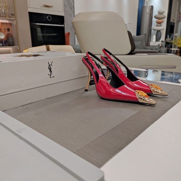 Curved High Heel (كعب عالٍ منحني)