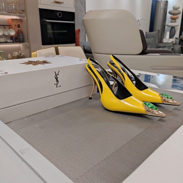 Curved High Heel (كعب عالٍ منحني)