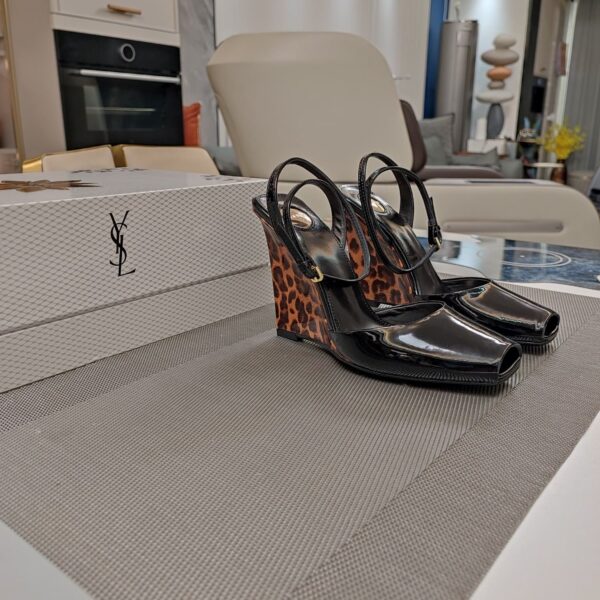 Peep-Toe Heel Sandals ( مقدمة مفتوحة كعب ويدج صندل)