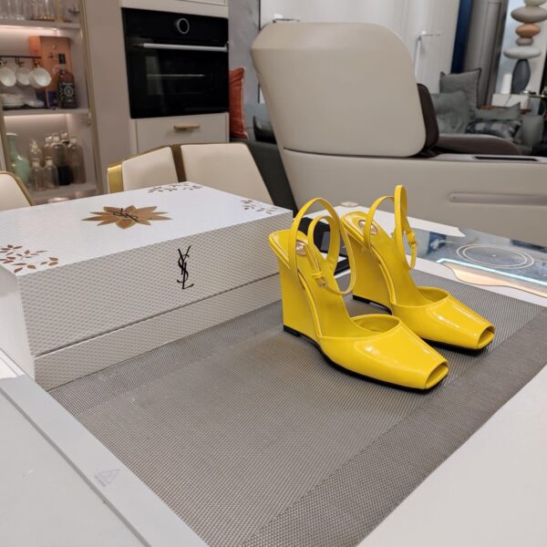 Peep-Toe Heel Sandals ( مقدمة مفتوحة كعب ويدج صندل)