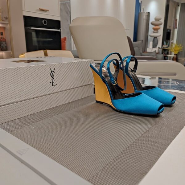 Peep-Toe Heel Sandals ( مقدمة مفتوحة كعب ويدج صندل)