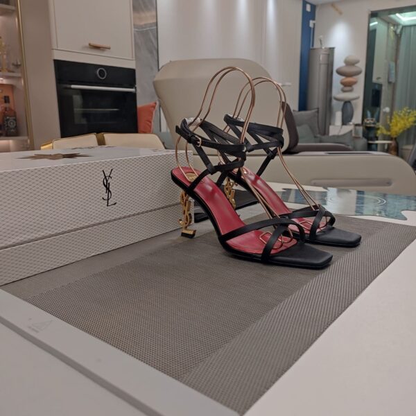 Strappy High Heel Sandals  ( بكعب عالٍ بأحزمة صندل)