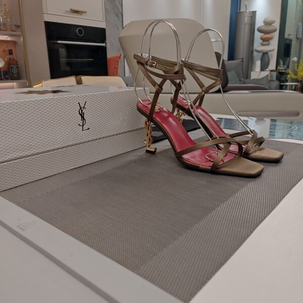 Strappy High Heel Sandals  ( بكعب عالٍ بأحزمة صندل)