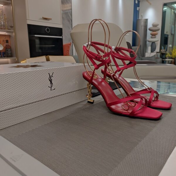 Strappy High Heel Sandals  ( بكعب عالٍ بأحزمة صندل)