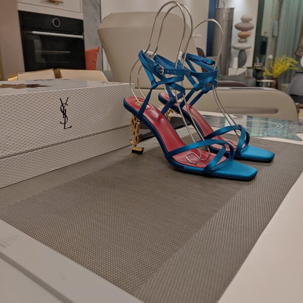 Strappy High Heel Sandals  ( بكعب عالٍ بأحزمة صندل)
