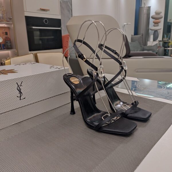 Strappy High Heel Sandals  ( بكعب عالٍ بأحزمة صندل)