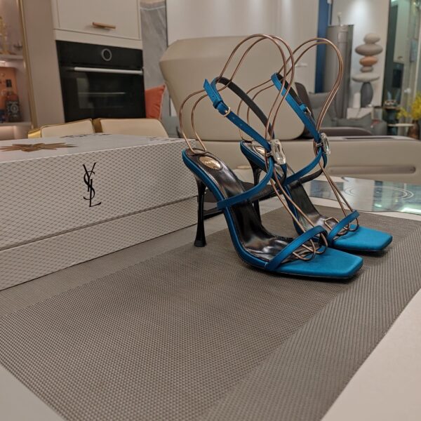 Strappy High Heel Sandals  ( بكعب عالٍ بأحزمة صندل)