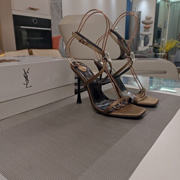 Strappy High Heel Sandals  ( بكعب عالٍ بأحزمة صندل)