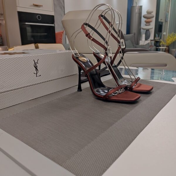 Strappy High Heel Sandals  ( بكعب عالٍ بأحزمة صندل)