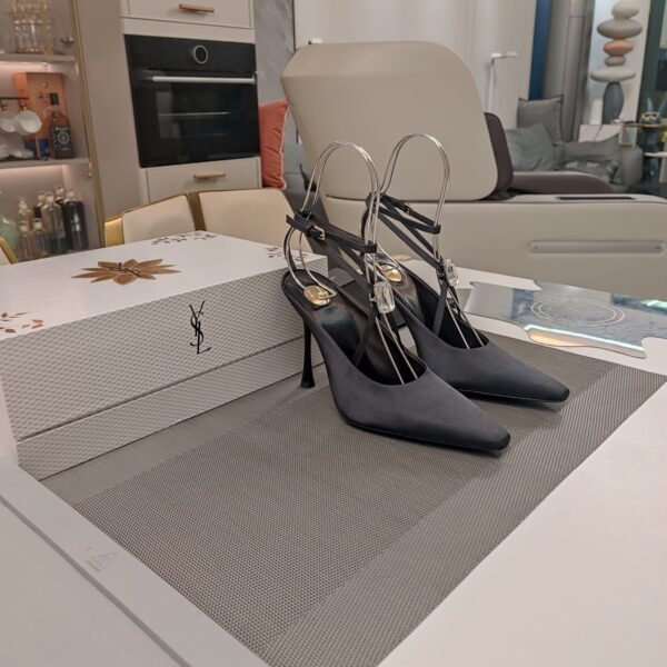 Strappy High Heel Sandals  ( بكعب عالٍ بأحزمة صندل)