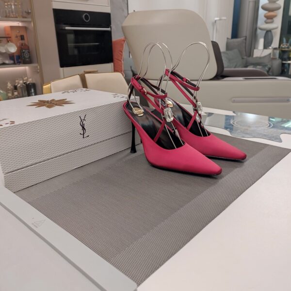 Strappy High Heel Sandals  ( بكعب عالٍ بأحزمة صندل)