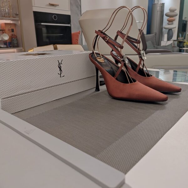 Strappy High Heel Sandals  ( بكعب عالٍ بأحزمة صندل)