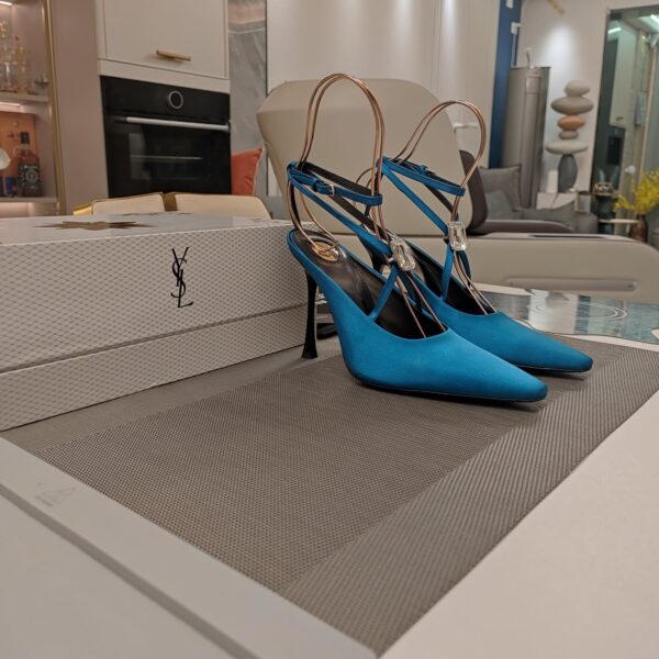 Strappy High Heel Sandals  ( بكعب عالٍ بأحزمة صندل)