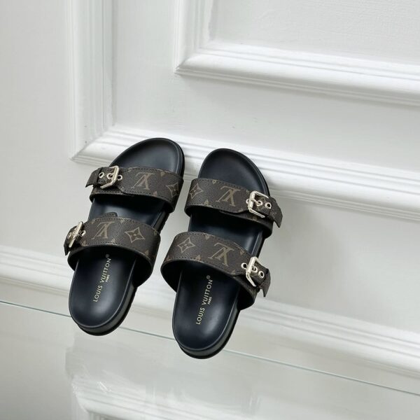 LV Comfort Flat Mule ( حذاء “لوي مسطح مريح ميوول)