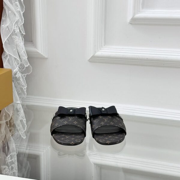 LV Flat Mule ( حذاء “لوي ميوول)