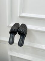 LV Flat Mule ( حذاء “لوي ميوول) - Image 2