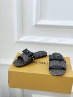 LV Flat Mule ( حذاء “لوي ميوول) - Image 5