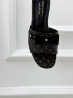 LV Flat Mule ( حذاء “لوي ميوول) - Image 6