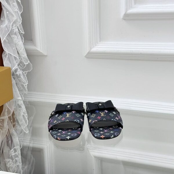 LV Flat Mule ( حذاء “لوي ميوول)