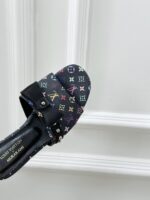 LV Flat Mule ( حذاء “لوي ميوول) - Image 4