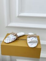 LV Flat Mule ( حذاء “لوي ميوول) - Image 7
