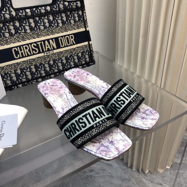 D Dway Heeled Slide (دي دواي بكعب صندل)