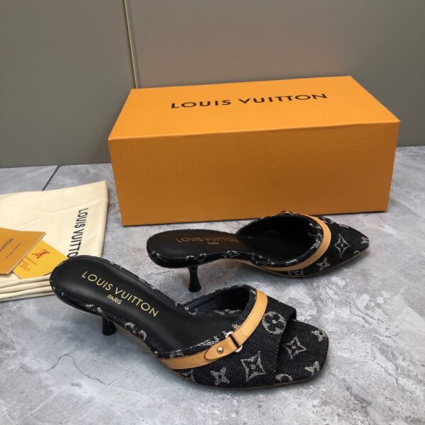 LV Flat Comfort Sandal ( حذاء “لوي مسطح مريح صندل )
