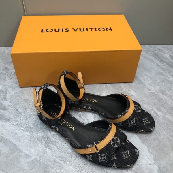 LV Flat Comfort Sandal ( حذاء “لوي مسطح مريح صندل )