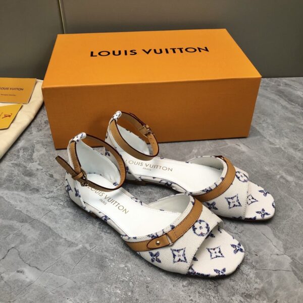 LV Flat Comfort Sandal ( حذاء “لوي مسطح مريح صندل )