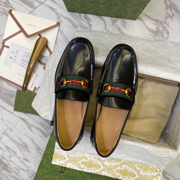 Horsebit Loafer  (حذاء لوفر )