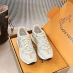 LV Sneaker  ( حذاء "لوي سنيكرز)
