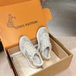 LV Sneaker  ( حذاء "لوي سنيكرز) - Image 4