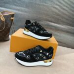 LV Sneaker  ( حذاء "لوي سنيكرز) - Image 5