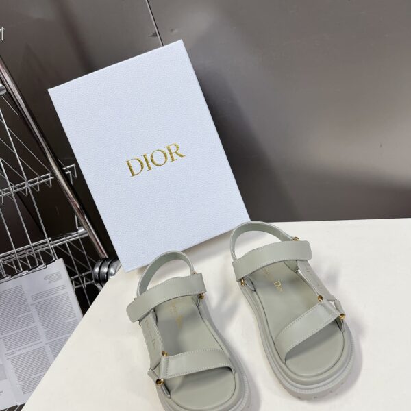 D-Wave Sandal ( دي-ويف صندل)