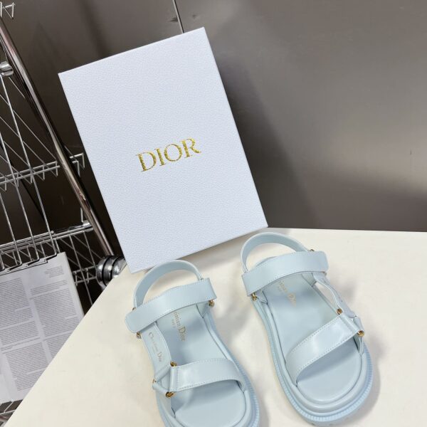 D-Wave Sandal ( دي-ويف صندل)