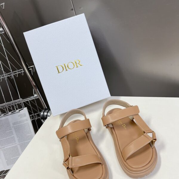 D-Wave Sandal ( دي-ويف صندل)