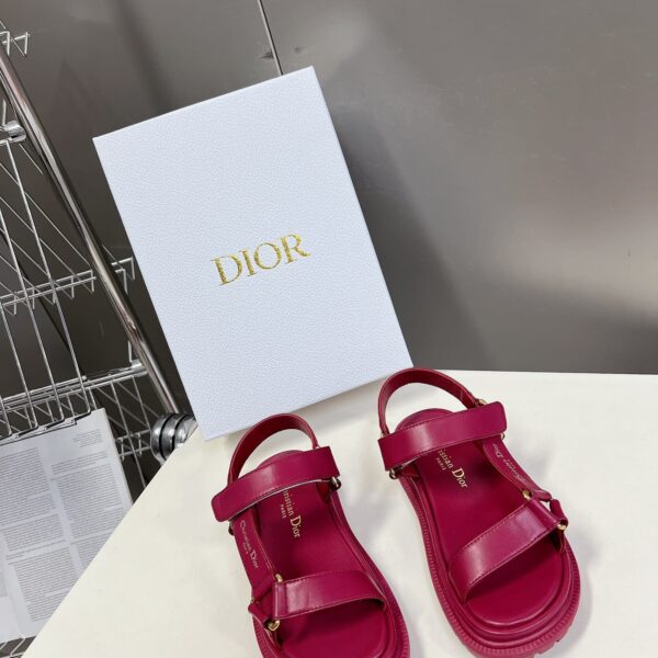 D-Wave Sandal ( دي-ويف صندل)