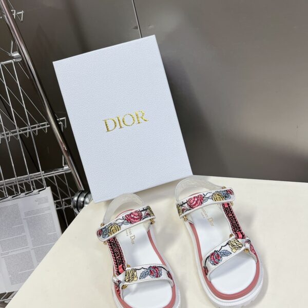 D-Wave Sandal ( دي-ويف صندل)