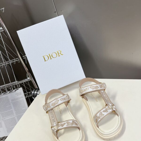 D-Wave Sandal ( دي-ويف صندل)