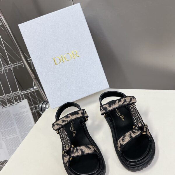 D-Wave Sandal ( دي-ويف صندل)