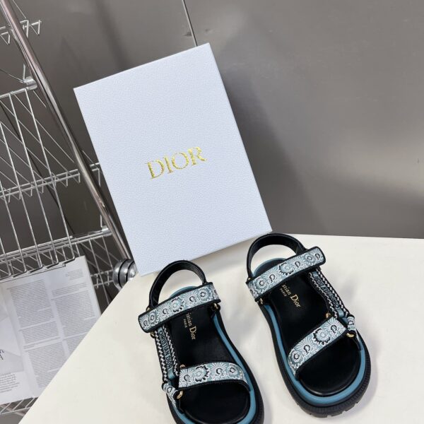 D-Wave Sandal ( دي-ويف صندل)