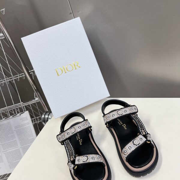 D-Wave Sandal ( دي-ويف صندل)