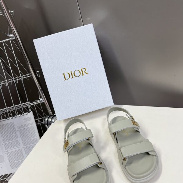 D-Wave Sandal ( دي-ويف صندل)