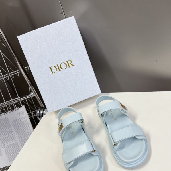 D-Wave Sandal ( دي-ويف صندل)