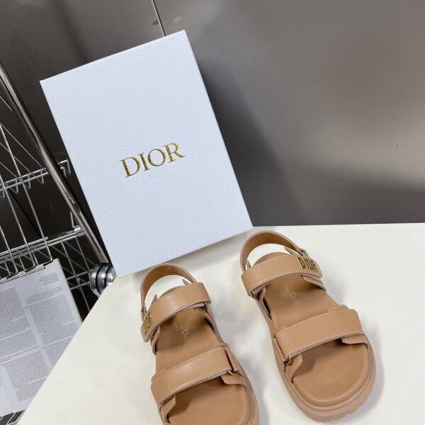 D-Wave Sandal ( دي-ويف صندل)