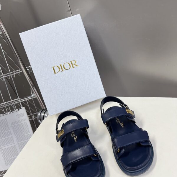 D-Wave Sandal ( دي-ويف صندل)