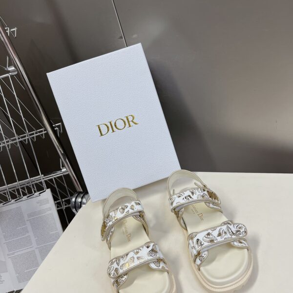 D-Wave Sandal ( دي-ويف صندل)
