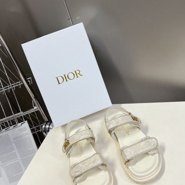 D-Wave Sandal ( دي-ويف صندل)
