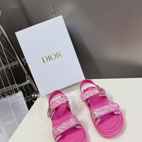 D-Wave Sandal ( دي-ويف صندل)